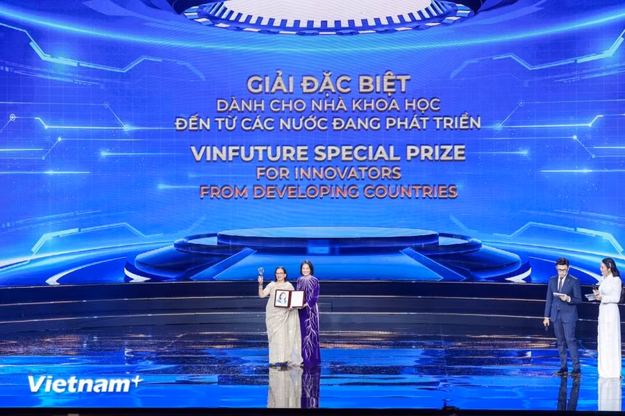 Giải Đặc biệt VinFuture 2024 dành cho Nhà khoa học đến từ các nước đang phát triển đã vinh danh Tiến sĩ Firdausi Qadri (Bangladesh). (Ảnh: Minh Sơn/Vietnam+)