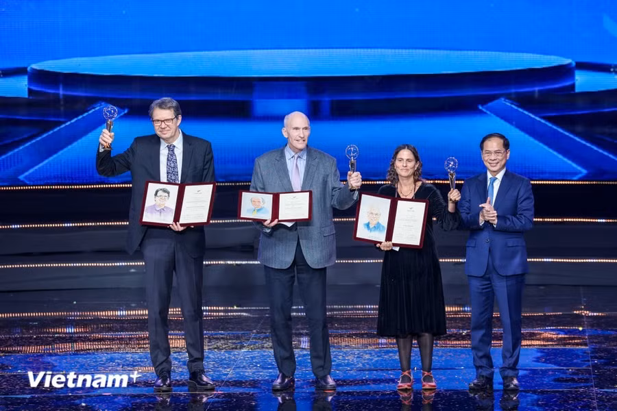 Giải Đặc biệt VinFuture 2024 dành cho Nhà khoa học nghiên cứu các lĩnh vực mới. (Ảnh: Minh Sơn/Vietnam+)