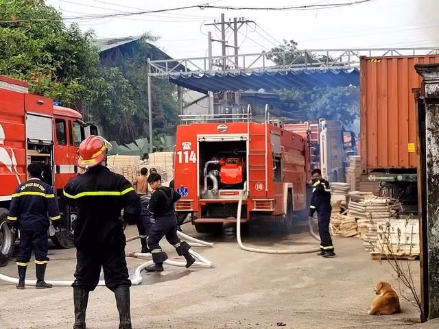 Lực lượng PCCC nhanh chóng tiếp cận hiện trường