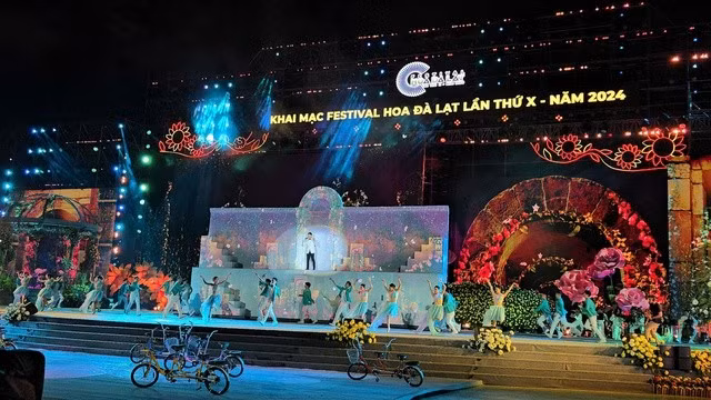 Sân khấu quảng trường Lâm Viên, nơi diễn ra Chương trình nghệ thuật "Mây &amp; nước – Bản giao hưởng chào xuân"