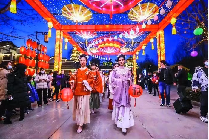 Giới trẻ Trung Quốc (Ảnh: VCG/Forbes)