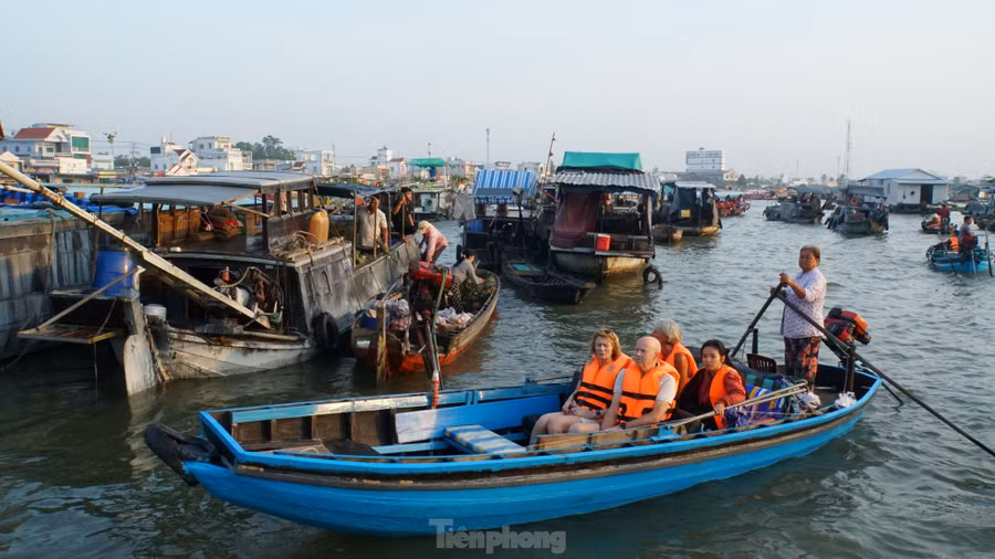 Chợ nổi Cái Răng được hình thành từ tập quán sinh hoạt của người dân địa phương với nét sinh hoạt gắn liền với sông nước, tạo nên giá trị văn hóa rất đặc sắc và được công nhận di sản văn hóa phi vật thể quốc gia. Ảnh: Hòa Hội.