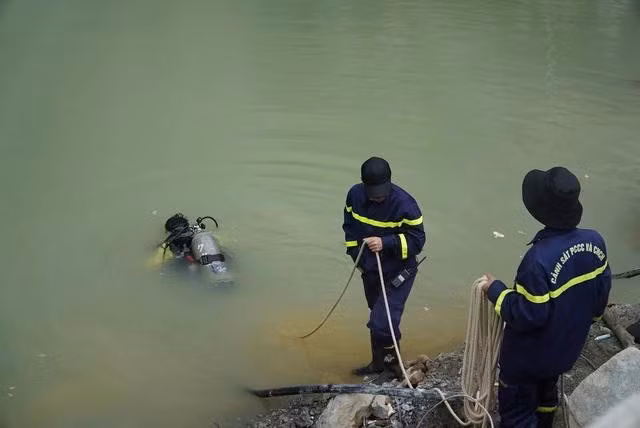 Lực lượng cứu nạn ngụp lặn trong dòng nước lạnh tìm kiếm 2 nạn nhân mất tích