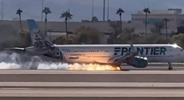 Máy bay của hãng hàng không Mỹ Frontier Airlines bốc cháy khi hạ cánh. Ảnh: @Tyler Herrick/X