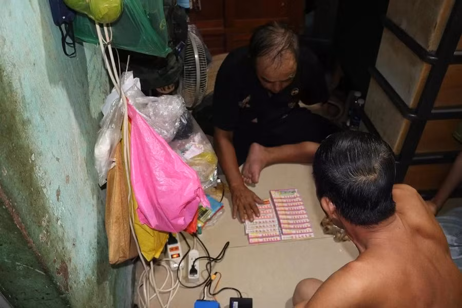 Ông Thạch soạn vé số để bắt đầu đi bán