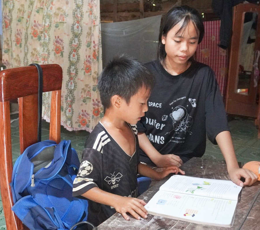 H’Loan hướng dẫn em trai học bài tại buôn Ma Rok. Ảnh. C.H hloan-huong-dan-em-trai-hoc-bai-tai-buon-ma-rok-anh-chu-hang.jpg