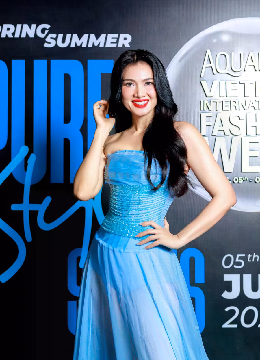 Khác với những màn "hở bạo" thường thấy, siêu mẫu Anh Thư xuất hiện nổi bật trên thảm đỏ với thiết kế đầm dạ hội tông xanh nhẹ nhàng, chất liệu voan bay bổng kết hợp corset ôm sát khoe trọn vóc dáng