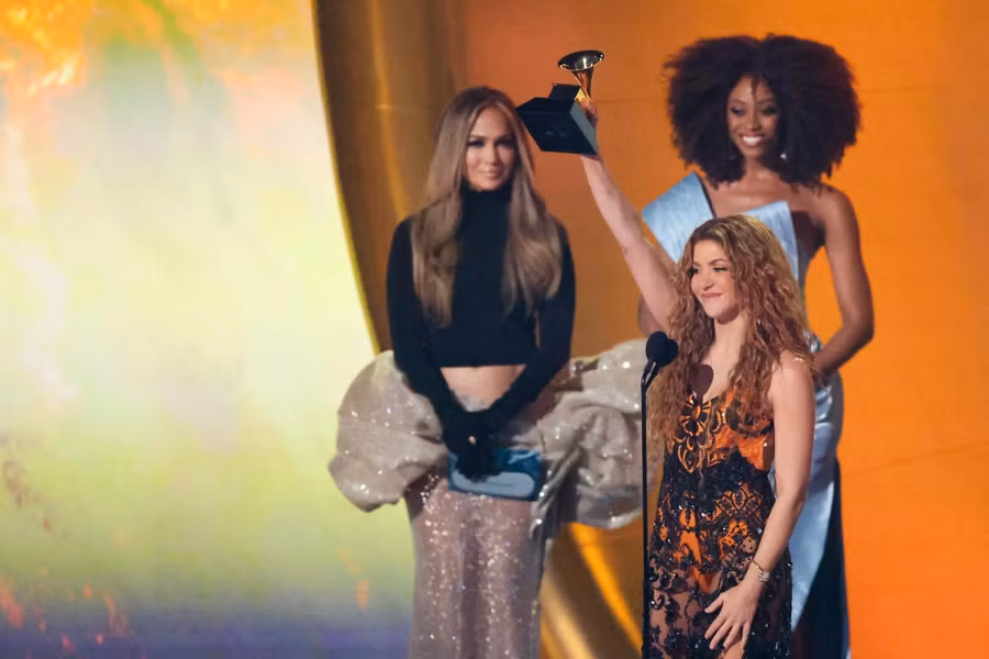 Shakira thắng giải Album nhạc Latin pop hay nhất nhờ Las Mujeres Ya No Lloran. Cô nhận chiếc kèn vàng danh giá từ tay Jennifer Lopez