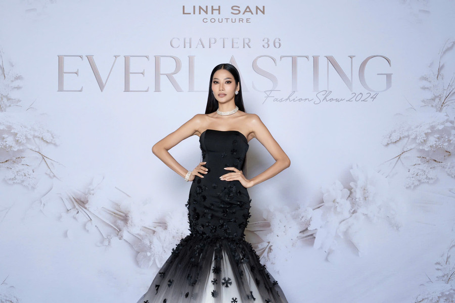 Á hậu Hoàng Thùy nổi bật với chiếc váy đen phom dáng đuôi cá. Thiết kế giúp nàng hậu quê Thanh Hóa tôn lên được body chuẩn cùng nhan sắc đậm chất Á đông