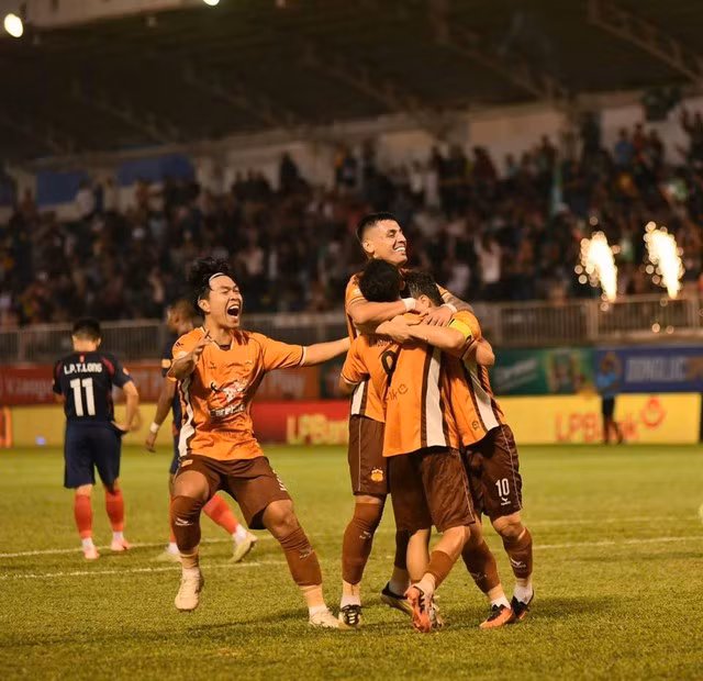 Các cầu thủ Hoàng Anh Gia Lai vui mừng sau khi vượt qua Công an Hà Nội. (Ảnh: Ý VÂN)