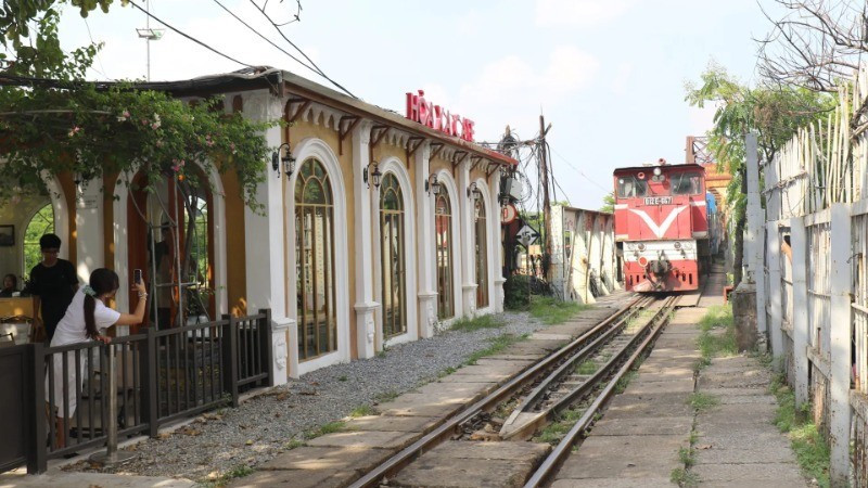 Du lịch đường sắt trong nội đô là một tài nguyên lớn còn chưa được khai thác. Du lịch đường sắt trong nội đô là một tài nguyên lớn còn chưa được khai thác.