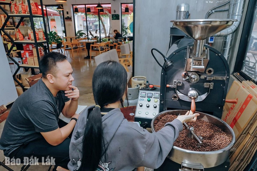 Thử làm “chuyên gia” trong các công đoạn chế biến rang, xay cà phê. Thử làm “chuyên gia” trong các công đoạn chế biến rang, xay cà phê.