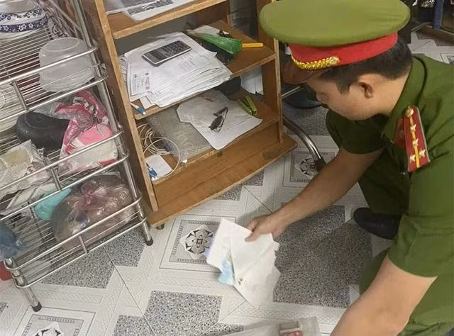 Công an TP.Long Xuyên khám xét nơi ở của Trương Hồng Sang để thu thập chứng cứ liên quan hành vi mua bán hóa đơn