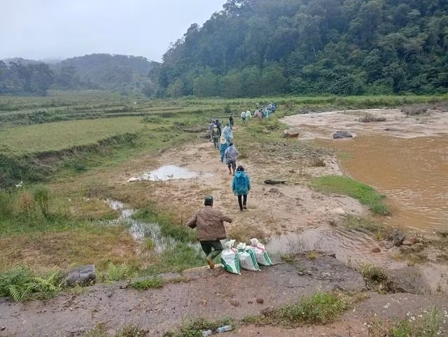 Cơ quan công an phối hợp người dân tìm kiếm chị Y Nhựa đi lạc