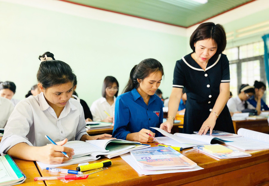 Giáo viên Trường Phổ thông Dân tộc nội trú tỉnh củng cố và nâng cao kiến thức cho học sinh, đáp ứng yêu cầu đổi mới của kỳ thi. Ảnh: T.D giao-vien-truong-pho-thong-dan-toc-noi-tru-tinh-cung-co-va-nang-cao-kien-thuc-cho-hoc-sinh-dap-ung-yeu-cau-doi-moi-cua-ky-thi-a-td.jpg