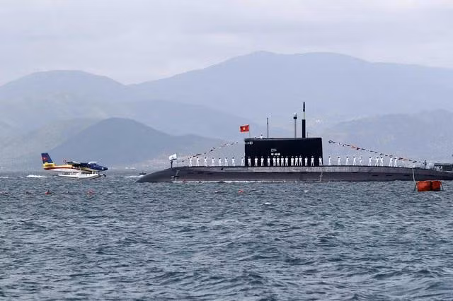 Thủy phi cơ hạ cánh cạnh tàu ngầm