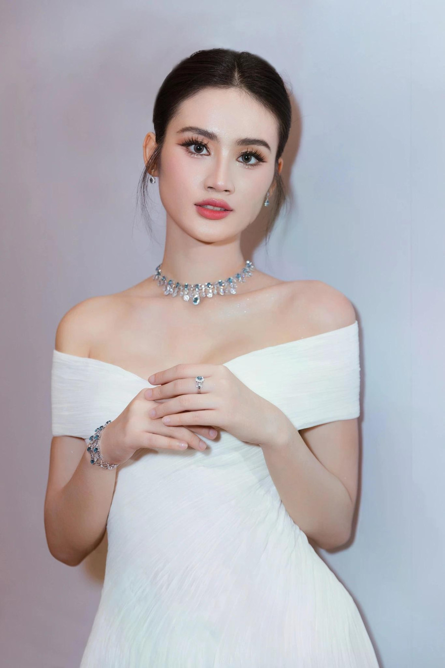 Ý Nhi cũng không ngại thừa nhận đã nâng ngực, nhờ vậy mà cô "có thể mặc được những bộ đồ trước đây mình không thể mặc”. Có thể thấy sau khi phẫu thuật thẩm mỹ, Hoa hậu Thế giới Việt Nam 2023 tự tin hơn với những thiết kế cắt xẻ, giúp tôn lên vóc dáng song vẫn giữ chừng mực của sự gợi cảm Ý Nhi cũng không ngại thừa nhận đã nâng ngực, nhờ vậy mà cô "có thể mặc được những bộ đồ trước đây mình không thể mặc”. Có thể thấy sau khi phẫu thuật thẩm mỹ, Hoa hậu Thế giới Việt Nam 2023 tự tin hơn với những thiết kế cắt xẻ, giúp tôn lên vóc dáng song vẫn giữ chừng mực của sự gợi cảm