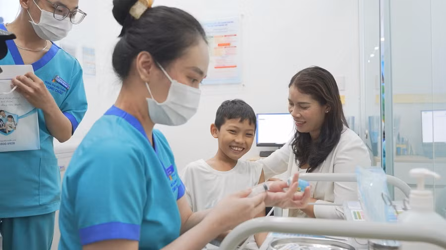 Trẻ tiêm vaccine sởi tại một trung tâm tiêm chủng