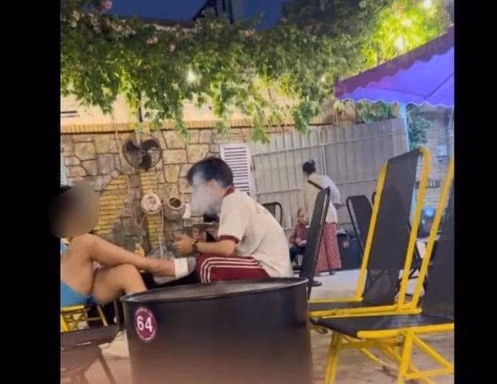 Cảnh học sinh hút thuốc lá điện tử (hình minh họa).