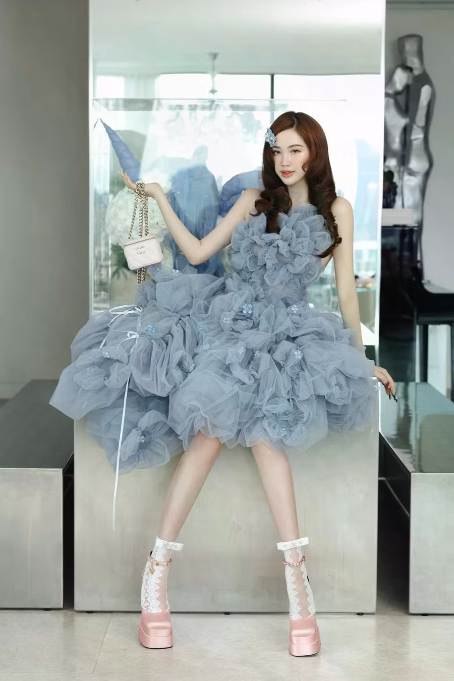 Không kém cạnh Nhã Phương, Bảo Thy cũng đã có những khoảnh khắc ấn tượng khi dành thời gian trải nghiệm không gian nghệ thuật. Cô vẫn trung thành với phong cách điệu đà, nữ tính nhưng không kém phần táo bạo. Đây được xem là mẫu váy được nhiều sao nữ Vbiz lựa chọn khi đến với SBHN, trong đó có Bảo Thy. Với thiết kế bồng bềnh, đính kết thêm những bông hoa nhỏ nhắn giúp nữ ca sĩ trở nên nổi bật trong không gian sang trọng. Ảnh: SBHN