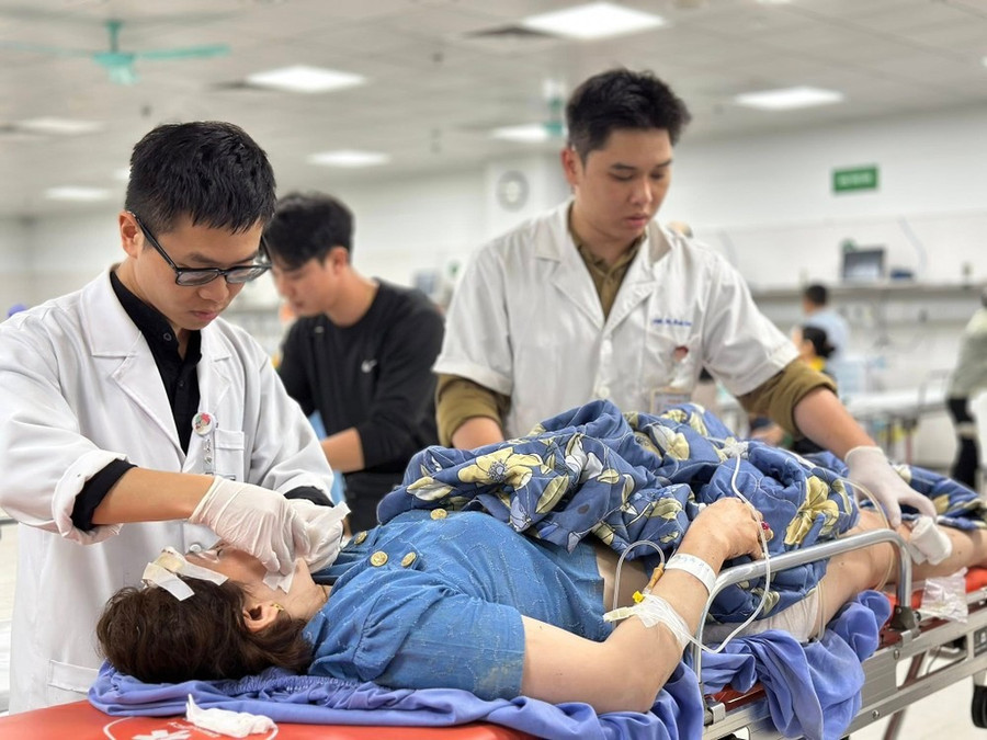 Bác sĩ Bệnh viện Việt Đức thực hiện ca cấp cứu bệnh nhân tai nạn giao thông Bác sĩ Bệnh viện Việt Đức thực hiện ca cấp cứu bệnh nhân tai nạn giao thông