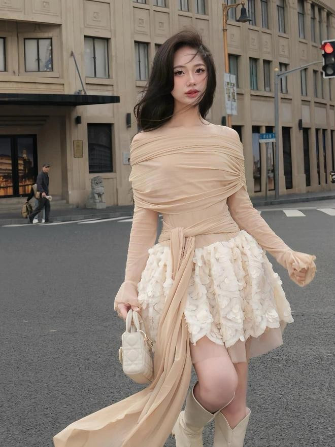 Phong thái trẻ trung, quyến rũ đầy sự khác biệt đến từ những bản phối cá tính, kết hợp nhiều tông màu, chất liệu. Trắng và hồng, phom corset và chân váy chữ A mang đến hình ảnh ngọt ngào nữ tính trong khi set váy màu be kết hợp tùng váy xòe họa tiết màu kem lại gợi nhắc về quý cô đài các, kiêu sa