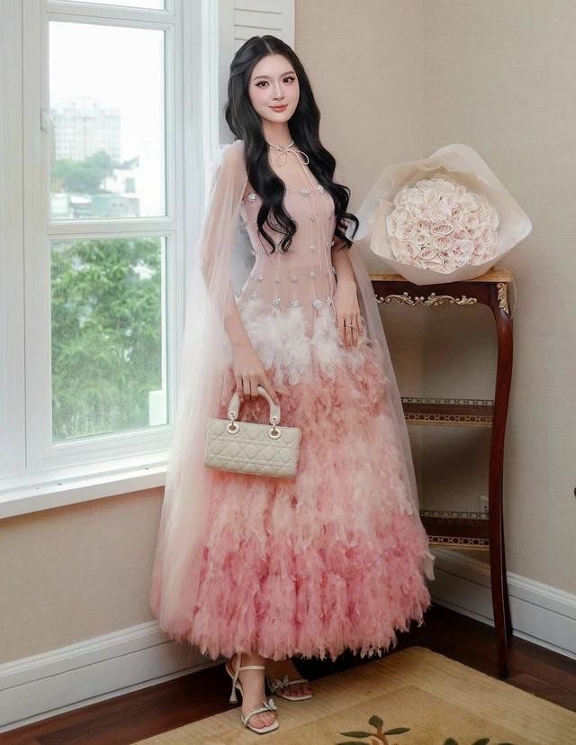 Phong cách tiểu thư được &quot;đánh dấu&quot; bằng những chiếc váy điệu đà, cầu kỳ từ voan, vải sheer nhiều lớp kết hợp các chi tiết đính kết cầu kỳ