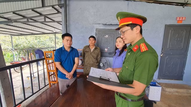 Đối tượng Nguyễn Anh Tuấn (trái)