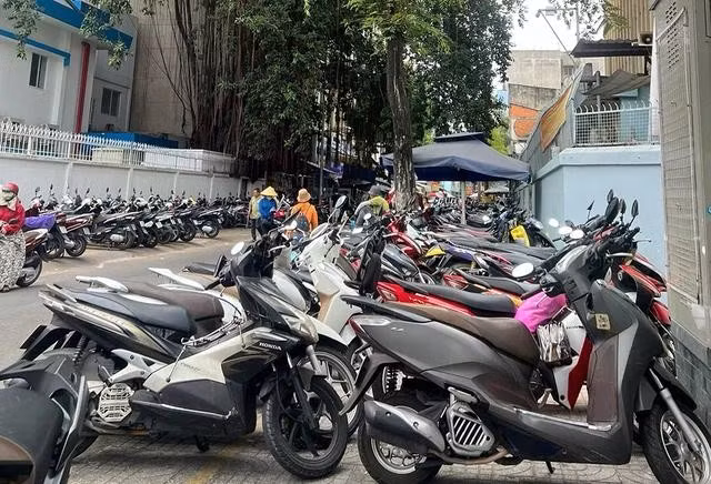 UBND P.11 (Q.5) nói tiếp nhận thông tin, cho xử lý; nhưng những ngày sau đó, vỉa hè Đặng Thái Thân vẫn bị chiếm dụng giữ xe trái phép