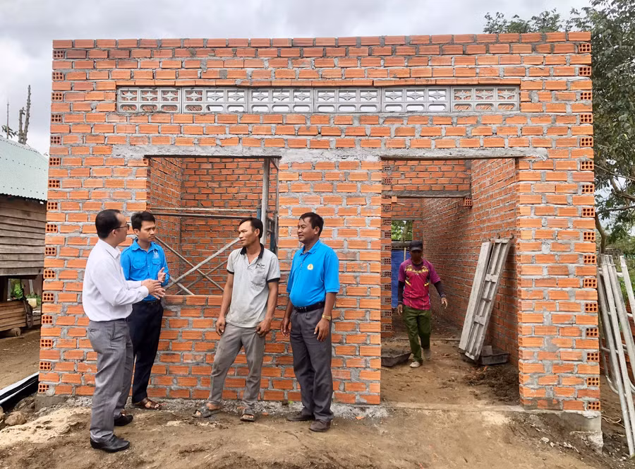 gia-dinh-ong-kpa-kip-buon-bha-nga-xa-ia-rmok-khi-duoc-nha-nuoc-ho-tro-60-trieu-dong-cung-da-thue-nguoi-den-de-xay-nha-va-du-kien-dau-thang-3-se-hoan-thanh.jpg
