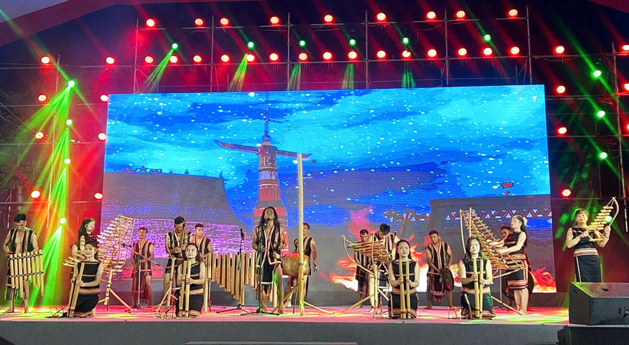 Đội nghệ nhân thôn Pleiku Roh (TP. Pleiku) trong chương trình giao lưu văn hóa tại triển lãm "Hồ Chí Minh đẹp nhất tên Người". Ảnh: Hồng Thắm doi-nghe-nhan-thon-pleiku-roh-tp-pleiku-trong-chuong-trinh-giao-luu-van-hoa-tai-trien-lam-ho-chi-minh-dep-nhat-ten-nguoi-anh-hong-tham.jpg