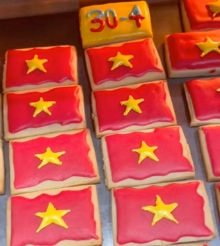 Lá cờ đỏ sao vàng là hình ảnh bao phủ mạng xã hội những ngày tháng Tư lịch sử.