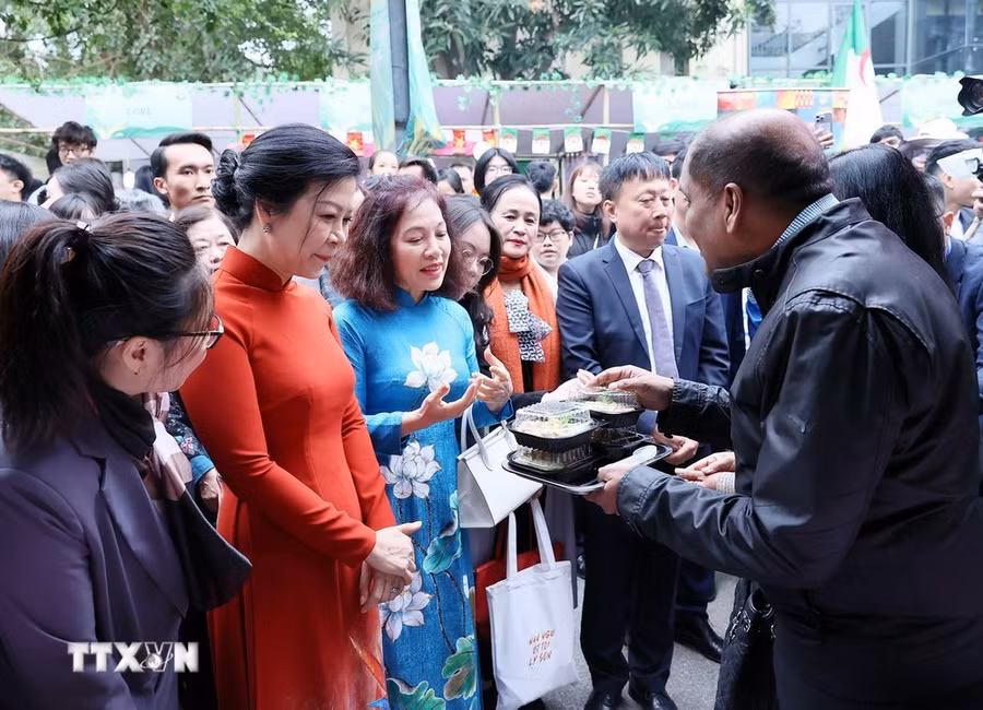 Các đại biểu tham quan các gian trưng bày tại Liên hoan ẩm thực quốc tế 2024. (Ảnh: An Đăng/TTXVN)