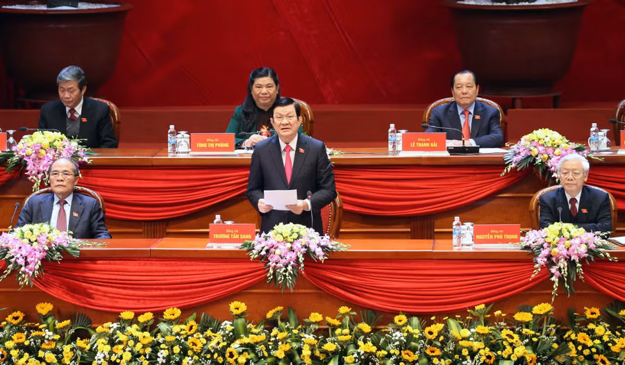 Sáng 28/1/2016, Lễ bế mạc Đại hội đại biểu toàn quốc lần thứ XII Đảng Cộng sản Việt Nam được tổ chức trọng thể tại Trung tâm Hội nghị quốc gia (Hà Nội). Đại hội diễn ra từ ngày 20 đến 28/1/2016 với sự tham dự của 1.510 đại biểu, đại diện cho hơn 4,5 triệu đảng viên trên cả nước. Đồng chí Nguyễn Phú Trọng được bầu làm Tổng Bí thư Ban Chấp hành Trung ương Đảng Cộng sản Việt Nam khóa XII. Trong ảnh: Chủ tịch nước Trương Tấn Sang thay mặt Đoàn Chủ tịch điều hành phiên bế mạc Đại hội XII. (Nguồn: TTXVN)