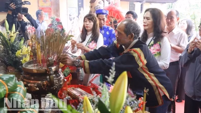 Đồng bào dân tộc Tây Nguyên dâng hương tưởng nhớ các Vua Hùng.