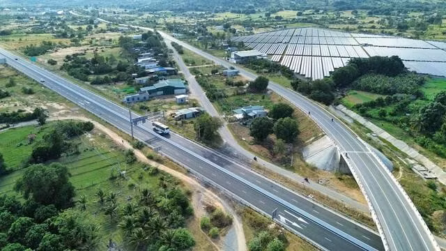 Phương án thuê xe hợp đồng đang được ưu tiên xem xét để di chuyển cán bộ tỉnh Ninh Thuận làm việc tại Khánh Hòa