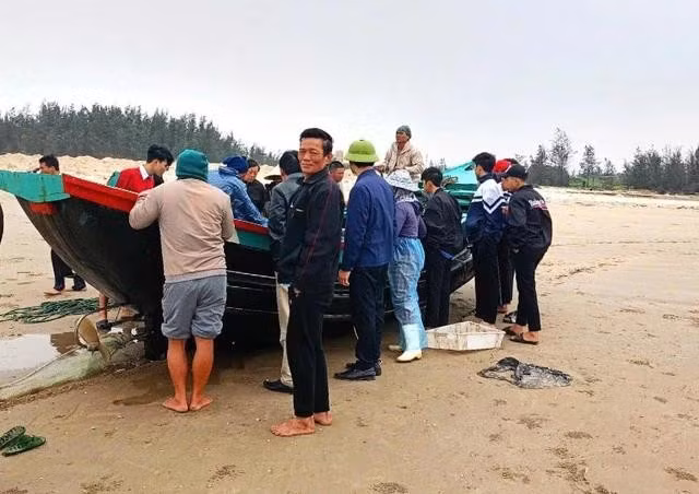 Lực lượng chức năng cùng ngư dân đã trục vớt được 1 chiếc thuyền bị sóng đánh chìm