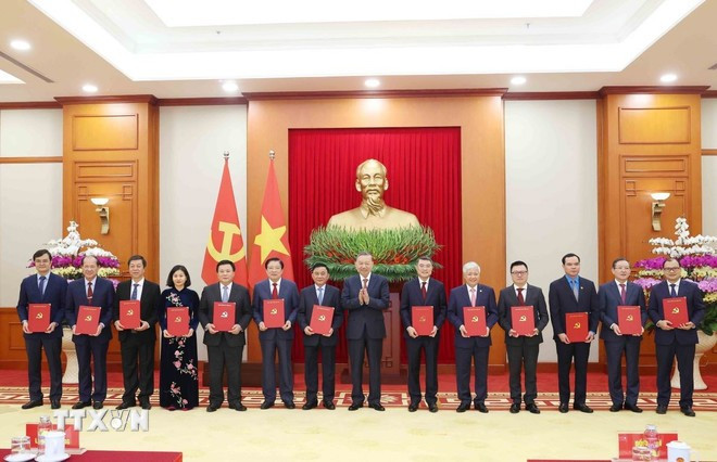 Tổng Bí thư Tô Lâm trao Quyết định của Bộ Chính trị cho đại diện lãnh đạo 13 cơ quan, đơn vị. (Ảnh: Thống Nhất/TTXVN) Tổng Bí thư Tô Lâm trao Quyết định của Bộ Chính trị cho đại diện lãnh đạo 13 cơ quan, đơn vị. (Ảnh: Thống Nhất/TTXVN)
