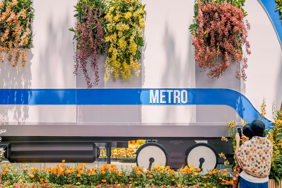 Hình ảnh tái hiện tàu điện metro - công trình điểm nhấn của TPHCM, phương tiện công cộng đang phục vụ hàng chục ngàn lượt khách mỗi ngày.