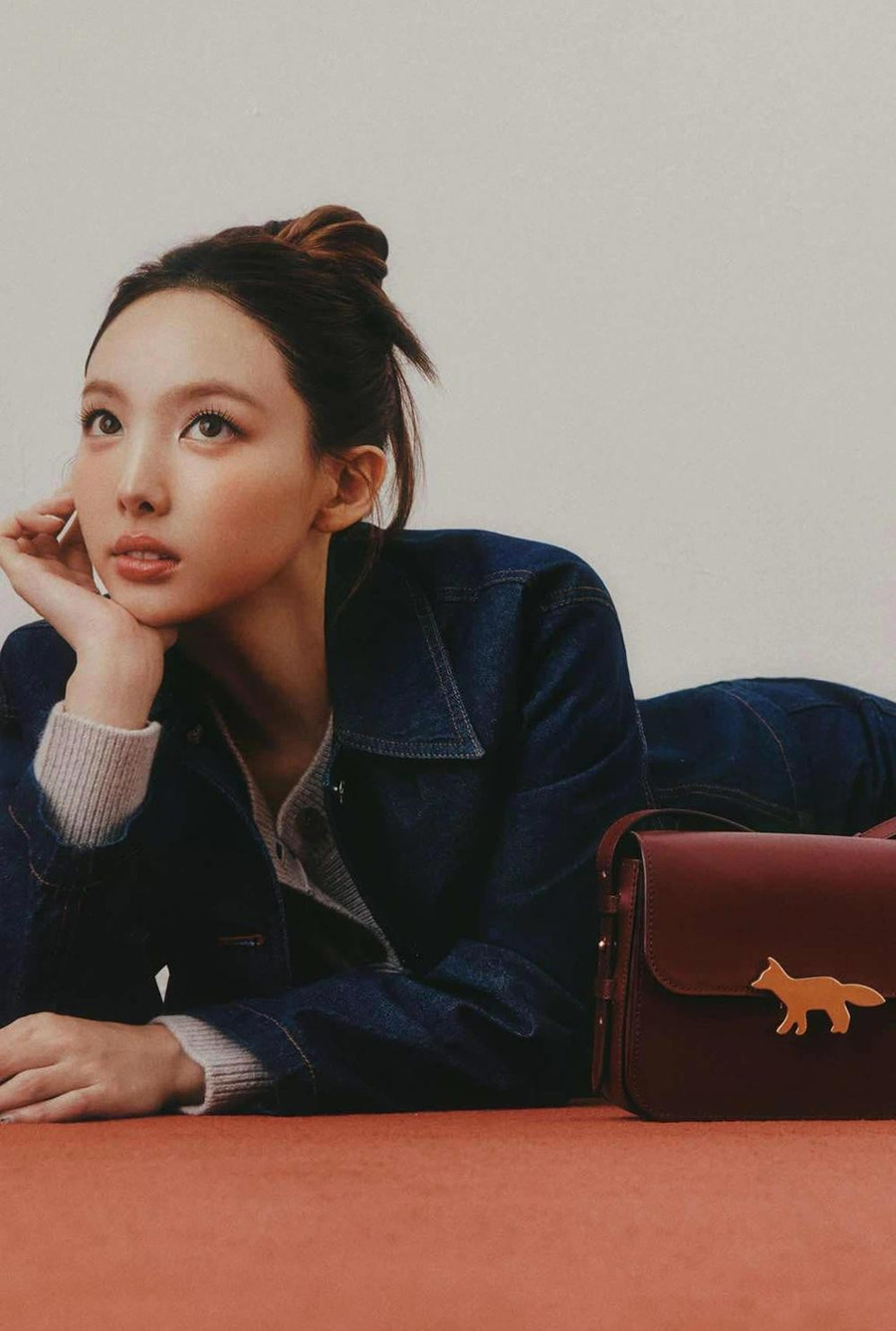 Hồi giữa năm 2024, mỹ nhân sinh năm 1995 từng bị người hâm mộ &quot;la ó&quot; vì ngày càng mặc hở. Với bộ sưu tập lần này, Nayeon là một ví dụ điển hình cho thấy sự thay đổi hình ảnh thành công trong showbiz