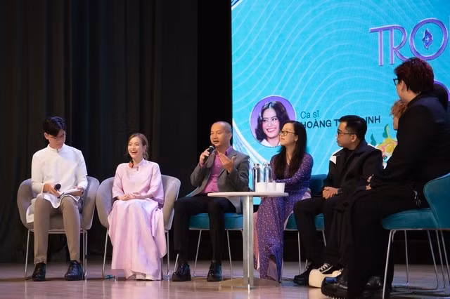 Hoàng Thùy Linh trong buổi chia sẻ tại đại học Văn Lang