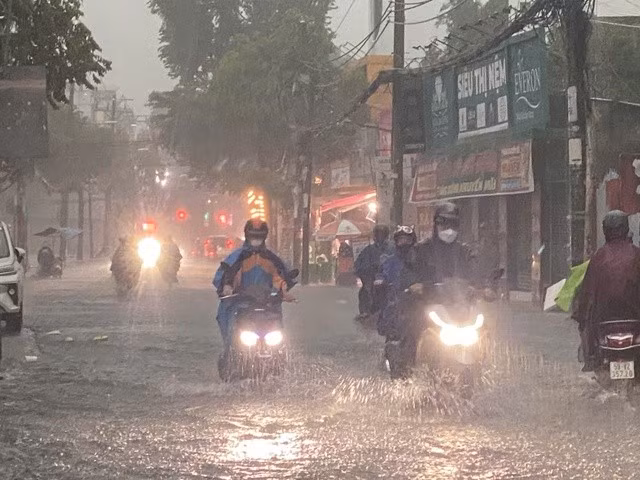 Đường Lê Văn Thọ, quận Gò Vấp cũng ngập cục bộ