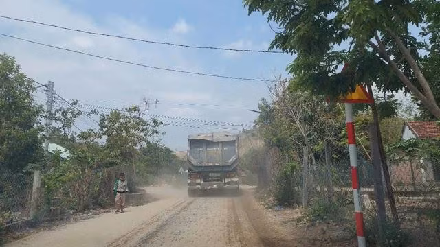 Xe vận chuyển khoáng sản di chuyển trên đường giao thông ở thôn 12 gây ô nhiễm môi trường