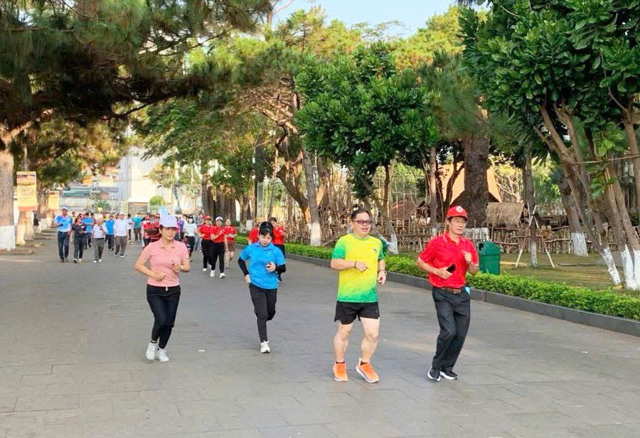 Đông đảo cán bộ, hội viên, tình nguyện viên CTĐ và người dân tham gia chạy bộ/đi bộ hưởng ứng chiến dịch. Ảnh: H.N 2-3484.jpg