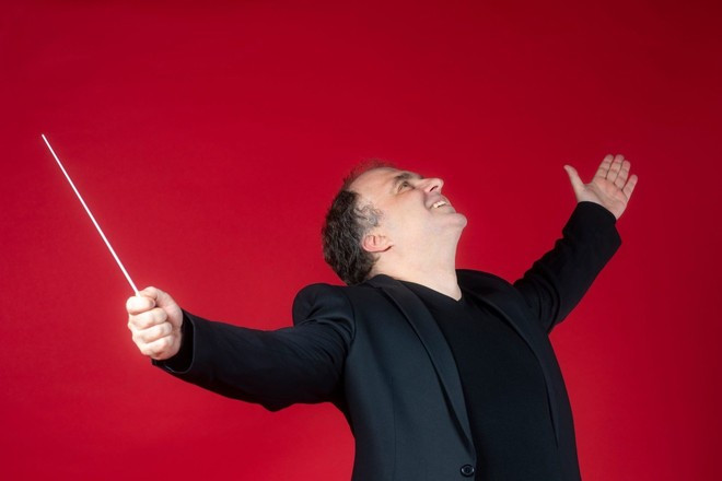 Nhạc trưởng Nayden Todorov, Giám đốc âm nhạc Nhà hát Opera quốc gia Bulgaria. (Ảnh: BTC) Nhạc trưởng Nayden Todorov, Giám đốc âm nhạc Nhà hát Opera quốc gia Bulgaria. (Ảnh: BTC)
