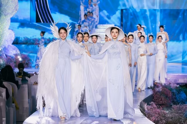 Huỳnh Thị Thanh Thủy trình diễn áo dài