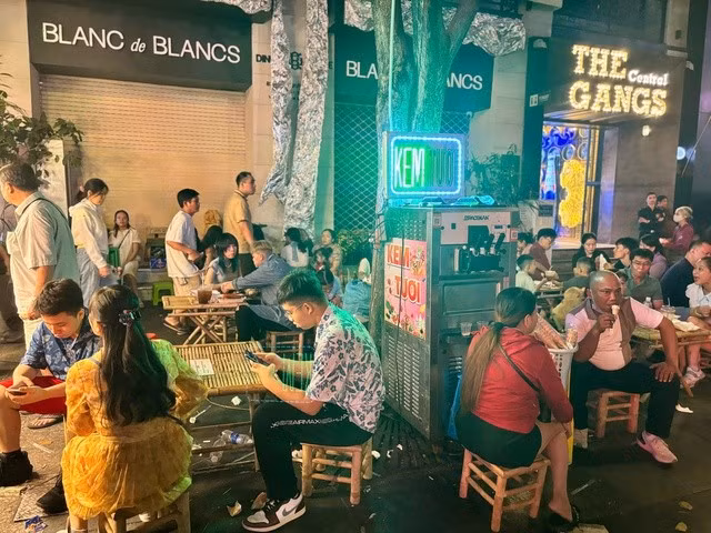 Các gian hàng ẩm thực ở phố đi bộ Nguyễn Huệ sẽ phục vụ đến giao thừa