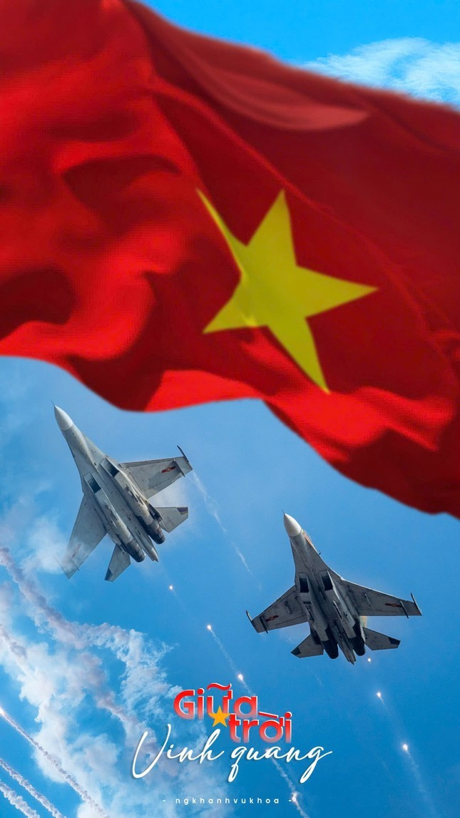 Từ trải nghiệm của mình, anh Khoa cảm nhận được tiếng Su-30MK2 gầm rú với những vệt khói trắng xé trời đã khiến nhiều người xúc động. Từ trải nghiệm của mình, anh Khoa cảm nhận được tiếng Su-30MK2 gầm rú với những vệt khói trắng xé trời đã khiến nhiều người xúc động.
