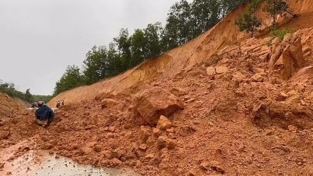 Hàng chục khối đất tràn xuống đường