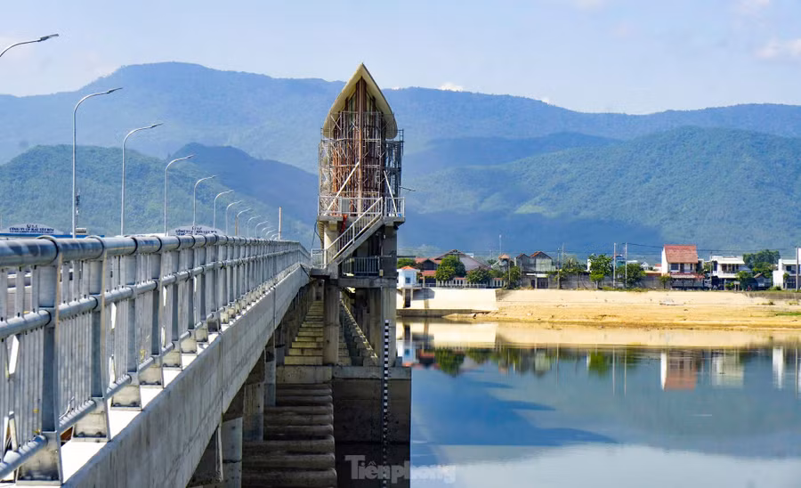 Ông Phan Chí Hùng - Chủ tịch UBND huyện Tây Sơn - cho biết, khi hoàn thành, công trình đập dâng Phú Phong sẽ phục vụ nước tưới thường xuyên cho hơn 500ha đất sản xuất tại các xã phía Nam của huyện, đây là điều quan trọng số 1. Bên cạnh đó, tạo ra một cảnh quan môi trường trong lõi đô thị của Tây Sơn. Đồng thời, đảm bảo về môi trường thiên nhiên cho một đô thị trẻ của tỉnh Bình Định, cũng như tạo sức bật cho sự phát triển du lịch của Tây Sơn trong thời gian tới. Ảnh: Trương Định.